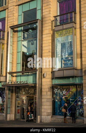 Harvey Nichols store front, St Andrews Square, Édimbourg, Écosse, Royaume-Uni, avec Noël fenêtre affiche et shoppers Banque D'Images