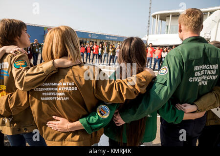 Les bénévoles et les équipes de construction d'un élève de la Russie en chantant des chansons sur la place au Centre des médias à Sotchi, Russie Banque D'Images