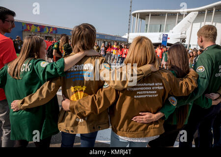 Les bénévoles et les équipes de construction d'un élève de la Russie en chantant des chansons sur la place au Centre des médias à Sotchi, Russie Banque D'Images