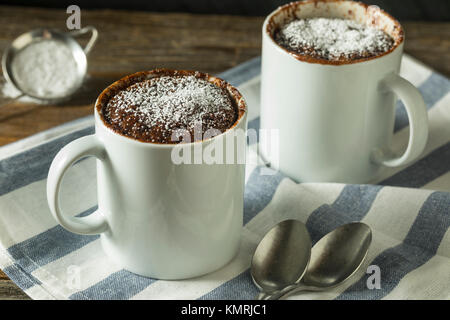 Chocolat Brownies maison micro-ondes tasse de sucre en poudre Banque D'Images