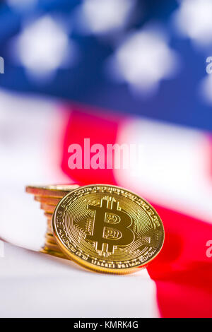 Les bitcoins en or. Sur Cryptocurrency usa flag. Banque D'Images