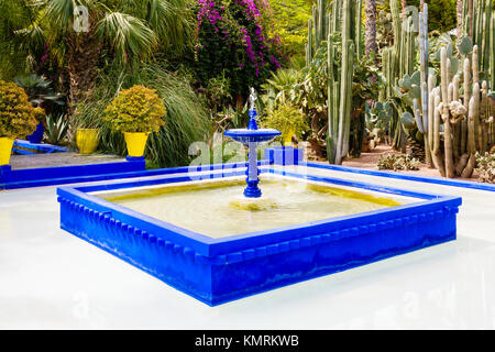 Blue Square fontaine au Jardin Majorelle au centre ville de Marrakech, au Maroc. Banque D'Images