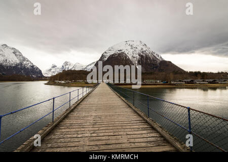 Romsdalen Rauma, en Norvège - Avril, 19, 2017 : un pont de bois sur la rivière Rauma mène à Andalsnes, Camping situé à proximité de Pluscamp Sandvik et les Trolls Banque D'Images