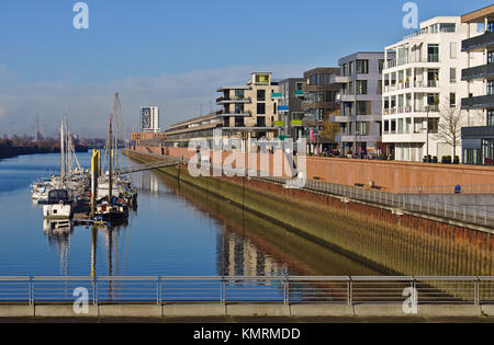 Vue front de mer, de l'Europa Harbour à Brême, Allemagne avec yachts amarrés et bureau moderne et luxueux immeubles Banque D'Images