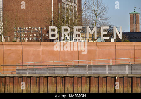 Bremen, Allemagne - 25 novembre 2017 - Grand métal panneau disant Bienvenue à Brême en allemand, anglais, espagnol et français montés sur béton brun wal Banque D'Images