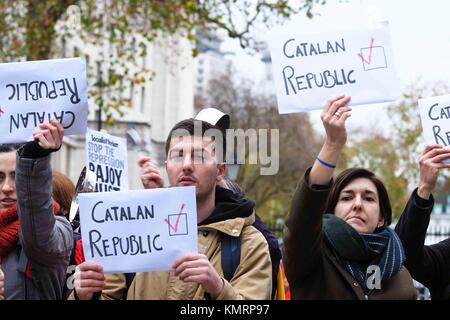 L'indépendance catalane Pro manifestants se rassemblent à l'extérieur de Downing Street sur le 5 décembre 2107 en tant que premier ministre Theresa peut s'entretient avec l'espagnol Pr Banque D'Images
