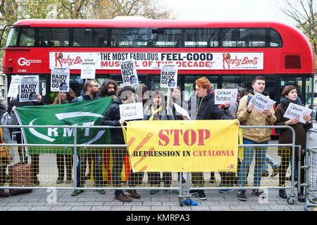 L'indépendance catalane Pro manifestants se rassemblent à l'extérieur de Downing Street sur le 5 décembre 2107 en tant que premier ministre Theresa peut s'entretient avec l'espagnol Pr Banque D'Images