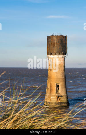 Vieux phare et château d'eau à traiter avec mépris Point dans l'East Yorkshire Banque D'Images