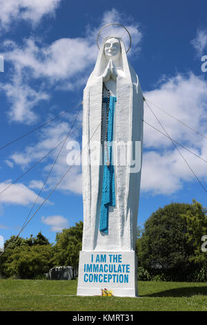 Notre Dame de Lourdes statue de la Vierge Marie debout sur une colline au-dessus de Varginha sur la côte Kapiti de l'Île du Nord, en Nouvelle-Zélande. Banque D'Images