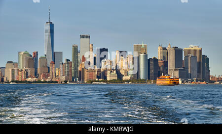 Vue panoramique sur le quartier des gratte-ciel (One World Trade Center) avec le ferry pour Staten Island. Lower Manhattan, New York City Harbour Banque D'Images