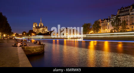 Soir d'été sur les quais de Seine avec Notre Dame de Paris illuminé. L'Ile de La Cité et Ile Saint Louis, Paris, France Banque D'Images