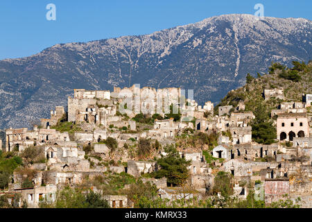 Des maisons abandonnées et les ruines de Kayakoy village, Fethiye, Turquie Banque D'Images