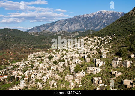 Des maisons abandonnées et les ruines de Kayakoy village, Fethiye, Turquie Banque D'Images