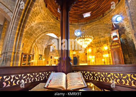 Coran à l'intérieur de la Grande Mosquée à Erzurum, Turquie. Il est connu comme la plus ancienne mosquée de Erzurum, construite au 12ème siècle. Banque D'Images