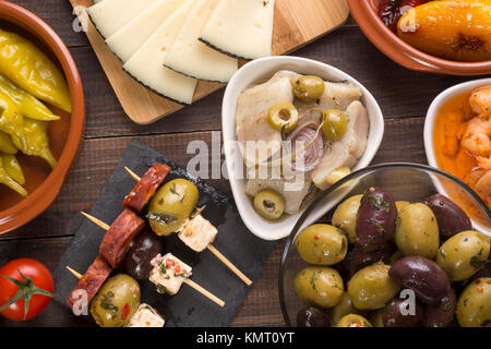 Démarreurs mixtes partage des tapas espagnoles sur la table. Vue d'en haut Banque D'Images