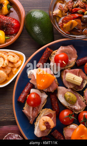 Démarreurs mixtes partage des tapas espagnoles sur la table. Vue d'en haut Banque D'Images