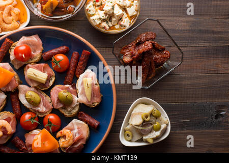 Démarreurs mixtes partage des tapas espagnoles sur la table. Vue d'en haut. Copyspace Banque D'Images