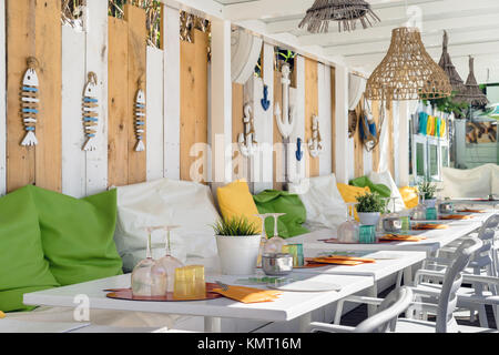 Table et chaises dans un café vide près de la plage, tables de servi Banque D'Images