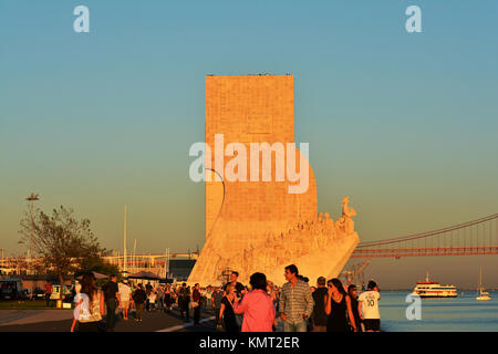 Coucher de soleil sur le Monument des découvertes le long du Tage, dans la paroisse civile de Santa Maria de Belém à Lisbonne, Portugal Banque D'Images