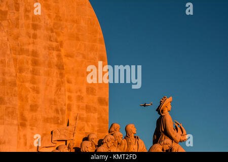 Coucher de soleil sur le Monument des découvertes le long du Tage, dans la paroisse civile de Santa Maria de Belém à Lisbonne, Portugal Banque D'Images