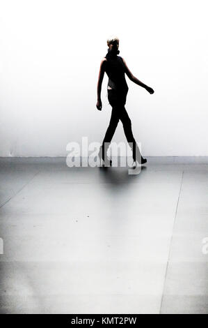 Silhouette d'un modèle d'entrer dans le défilé pendant la Fashion Week Automne-hiver Collection Cibeles, 2011 Madrid Espagne. Banque D'Images