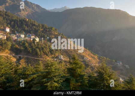 Vue panoramique de Mcleod Ganj dans la chaîne de montagnes Dhauladhar, Inde Banque D'Images