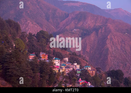Vue panoramique de Mcleod Ganj dans la chaîne de montagnes Dhauladhar, Inde Banque D'Images