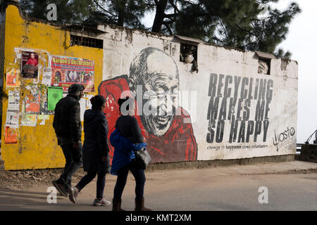 Les gens à pied passé fresque murale représentant la promotion du recyclage, moine tibétain de Mcleod Ganj, Inde Banque D'Images