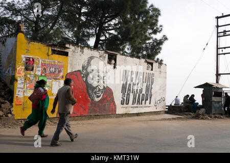 Les gens à pied passé fresque murale représentant la promotion du recyclage, moine tibétain de Mcleod Ganj, Inde Banque D'Images