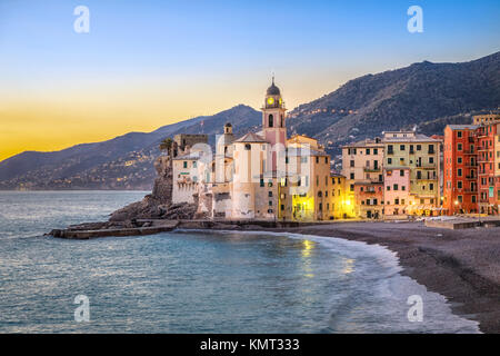 Mer et maisons colorées à Camogli resort ville près de Gênes, ligurie, italie Banque D'Images
