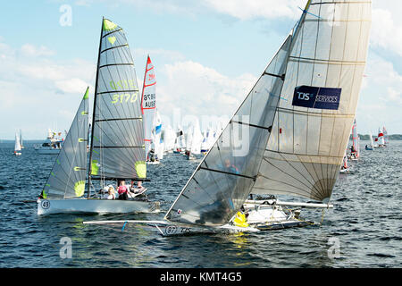 Les enfants participant à l'Australian High School combiné championnats de voile 2013. Lake Macquarie. L'Australie. Jeunes concurrents des courses pour dériveurs Banque D'Images