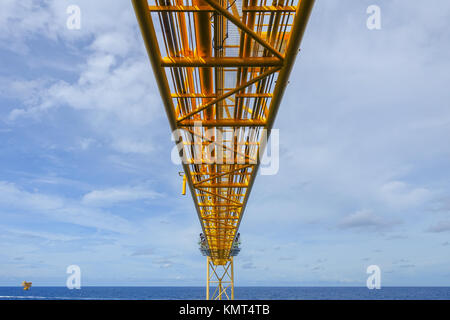 La production de gaz de torchère bridge plate-forme en mer dans le cadre de vue. Banque D'Images