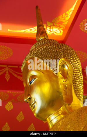 Bangkok, Thaïlande. Bouddha dans petit temple à la base du Wat Saket (Phu Khao Thong), le Mont d'or. Banque D'Images