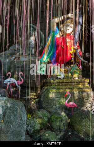Bangkok, Thaïlande. Déesse de la Terre, Phra Mae Thorani, essorage de l'eau de ses cheveux, à l'entrée du Wat Saket (Phu Khao Thong), le Mont d'Or Banque D'Images