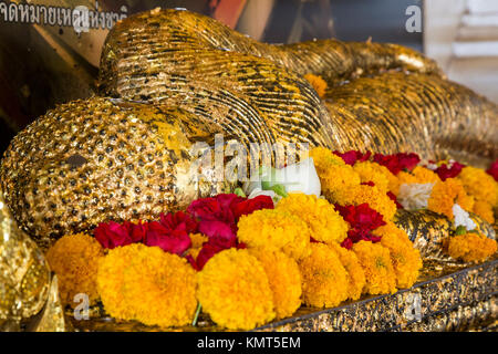 Bangkok, Thaïlande. Bouddha couché et tagètes, Wat Saket (Phu Khao Thong), le Mont d'or. Banque D'Images