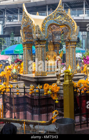 Bangkok, Thaïlande. Sanctuaire d'Erawan au dieu hindou Brahma. Banque D'Images