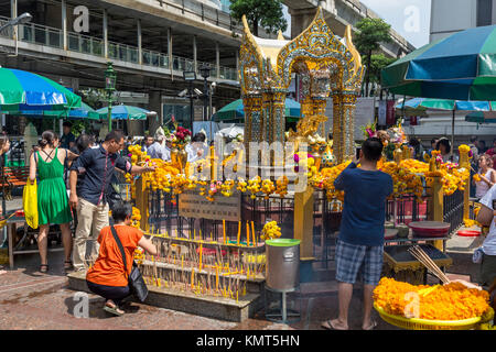 Bangkok, Thaïlande. Sanctuaire d'Erawan au dieu hindou Brahma. Banque D'Images