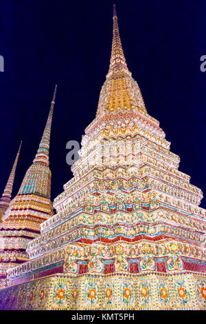 Bangkok, Thaïlande. Phra Maha Chedis des Rois Rama I, II et IV, dans l'enceinte du Wat Pho Bouddha couché. Banque D'Images