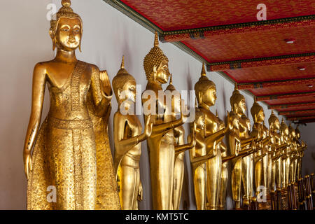 Bangkok, Thaïlande. Les bouddhas dans le Cloître (Phra Rabiang) entourant le Chedis des quatre premiers rois Rama, temple Wat Pho composé. Banque D'Images