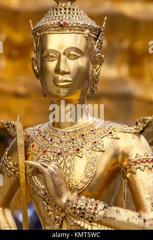 Bangkok, Thaïlande. Kinnara, un mi-homme mi-oiseau figure mythologique, Royal Grand Palace composé. Banque D'Images