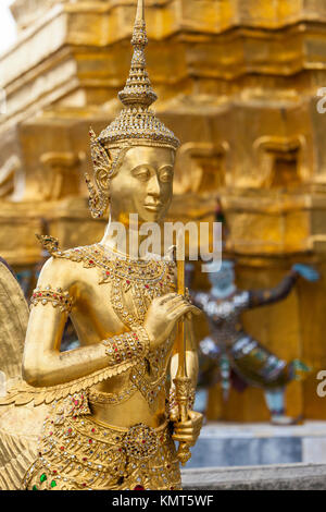 Bangkok, Thaïlande. Kinnara, un mi-homme mi-oiseau figure mythologique, Royal Grand Palace composé. Banque D'Images