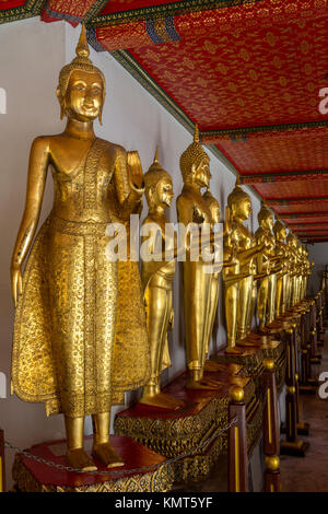 Bangkok, Thaïlande. Les bouddhas dans le Cloître (Phra Rabiang) entourant le Chedis des quatre premiers rois Rama, temple Wat Pho composé. Banque D'Images