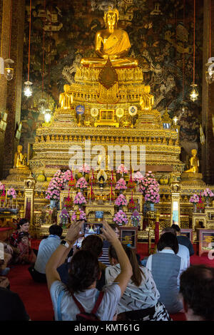 Bangkok, Thaïlande. Fidèles et touristes se mêlent au Phra Ubosot (Coordination Hall) du complexe du temple Wat Pho. Banque D'Images