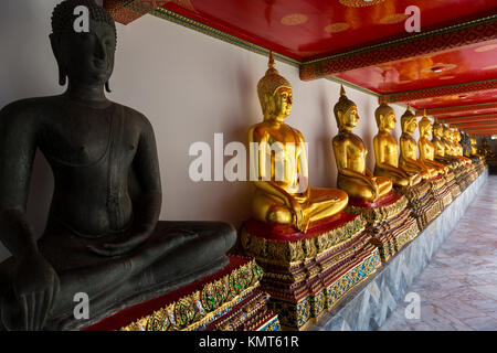 Bangkok, Thaïlande. Les bouddhas dans le Sud Pavilion, Wat Pho (Bouddha couché) Temple complexe. Banque D'Images