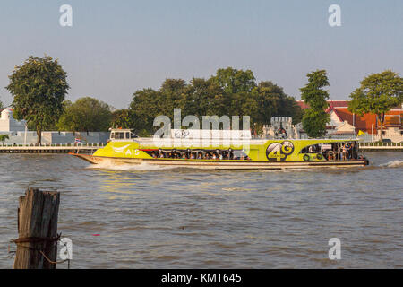 Bangkok, Thaïlande. Banlieue matin bateau sur le Chao Phraya. Banque D'Images