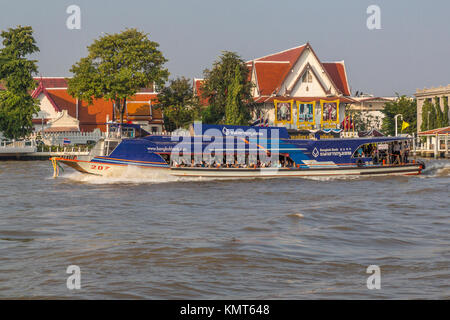 Bangkok, Thaïlande. Banlieue matin bateau sur le Chao Phraya. Banque D'Images