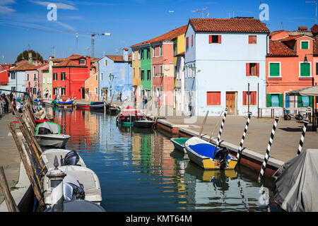 Les bâtiments colorés, de canaux et de bateaux dans le monde vlllage de Burano, Venise, Italie, Europe. Banque D'Images