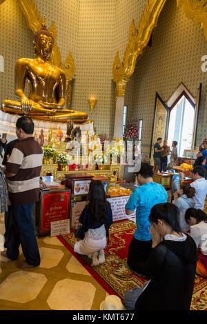 Bangkok, Thaïlande. Les fidèles se mêlent à des touristes à la Wat Traimit, le Temple du Bouddha d'or. Banque D'Images