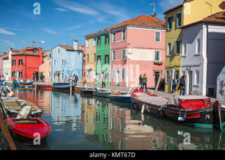 Les bâtiments colorés, de canaux et de bateaux dans le monde vlllage de Burano, Venise, Italie, Europe. Banque D'Images