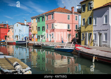 Les bâtiments colorés, de canaux et de bateaux dans le monde vlllage de Burano, Venise, Italie, Europe. Banque D'Images